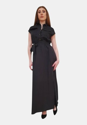 Abito lungo nero, con bottoni e maniche corte, vita cinturata e uno spacco laterale. Tessuto morbido con un design a colletto classico.