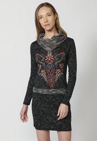 Schwarzes Kleid mit floralem Muster, langen Ärmeln und einem gemusterten Schalkragen. Gesticktes Design in Rot, Blau und metallischen Akzenten auf der Vorderseite.
