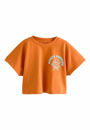 Oranges, gekürztes T-Shirt mit rundem Ausschnitt und einer Grafik einer laufenden Popcorntüte mit dem blauen Schriftzug "WHAT'S POPPING" auf der linken Vorderseite.