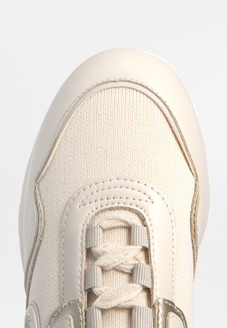 Sneaker di un beige chiaro con una tomaia in tela testurizzata, dettagli in pelle liscia e chiusura con lacci piatti intrecciati e una sottile finitura dorata.