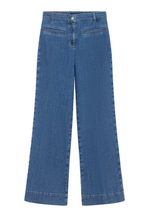 Vaqueros de mezclilla azules de pierna ancha con cierre de botones, trabillas para cinturón y bolsillos frontales horizontales, mostrados extendidos sobre un fondo blanco.