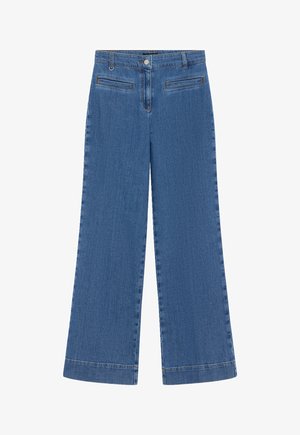 Vaqueros de mezclilla azules de pierna ancha con cierre de botones, trabillas para cinturón y bolsillos frontales horizontales, mostrados extendidos sobre un fondo blanco.