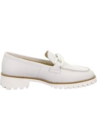Mocasines de cuero blanco con un diseño sin cordones, que presentan una correa decorativa y una suela de goma gruesa y texturizada con relieves marcados.