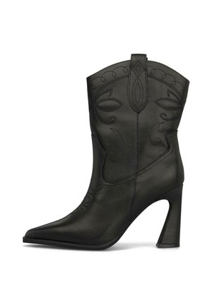 Botín de cuero negro con tacón alto, punta estrecha y costuras decorativas en la caña y los laterales.