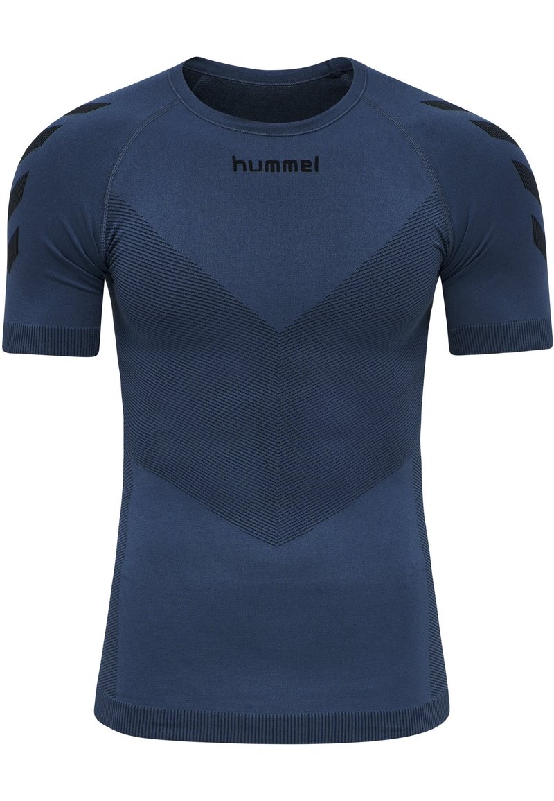 T-shirt de sport bleu marine à manches courtes avec motif chevron texturé, bords côtelés, motifs de flèches noires sur les manches et logo "hummel" noir sur la poitrine.