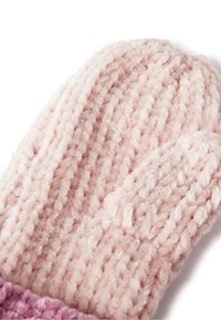Rosa, flauschige Handschuhe aus weichem, strukturiertem Material. Die Handschuhe haben ein geripptes Design und einen einfarbigen Lavendelbund an der Unterseite.