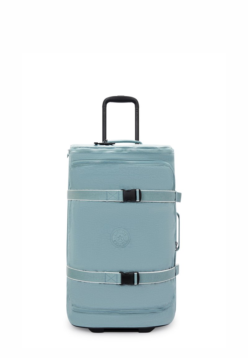 Vaaleansininen pyörillä varustettu matkalaukku, jossa on teksturoitu kangas, kaksi puristusnarua ja musta vetokahva. Edessä on logo.