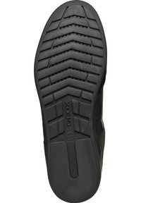 Semelle en caoutchouc noir avec motif chevrons texturé, dotée d'un bout rond et de trous d'évacuation pour la respirabilité. Marque Geox visible.