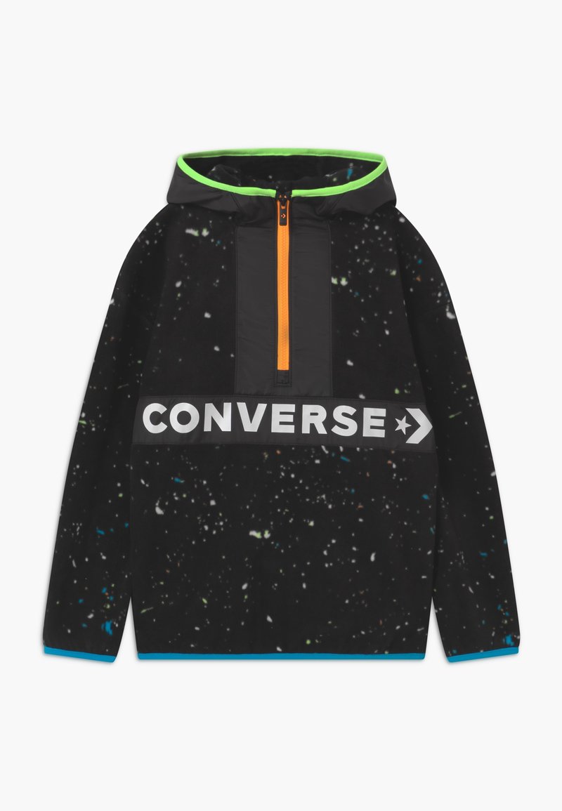 Czarna bluza z kapturem z gwiezdnym wzorem, pomarańczowym zamkiem i szarym logo "CONVERSE" na przodzie, z zielonymi akcentami na kapturze.