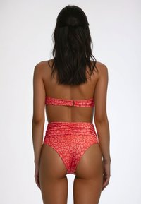 Flavia Valentini LEOPARD BANDEAU HIGH-WAISTED RUCHED SET - Bikini - red