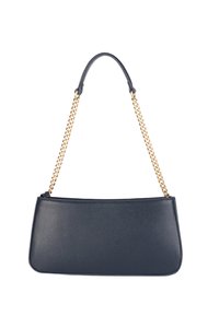 Marinblå handväska med en texturerad yta, försedda med ett kort handtag och ett guldkedjeslips, placerad mot en vit bakgrund.