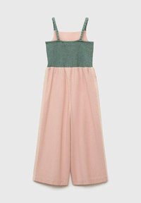 Roze wijde jumpsuit met een gesmokte groene top, dunne bandjes en kantaccenten langs de zijkanten; gemaakt van lichtgewicht katoen.