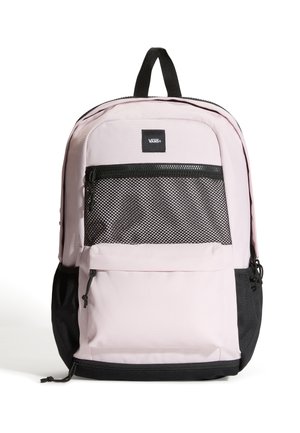Sac à dos Vans rose clair avec poche avant en mesh noir, poches latérales noires et poignée de transport sur fond blanc.