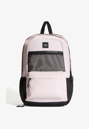 Sac à dos Vans rose clair avec poche avant en mesh noir, poches latérales noires et poignée de transport sur fond blanc.