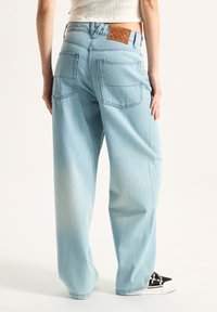 Vans CINCHED CHECK 5  - Jeans Straight Leg - light stonewash