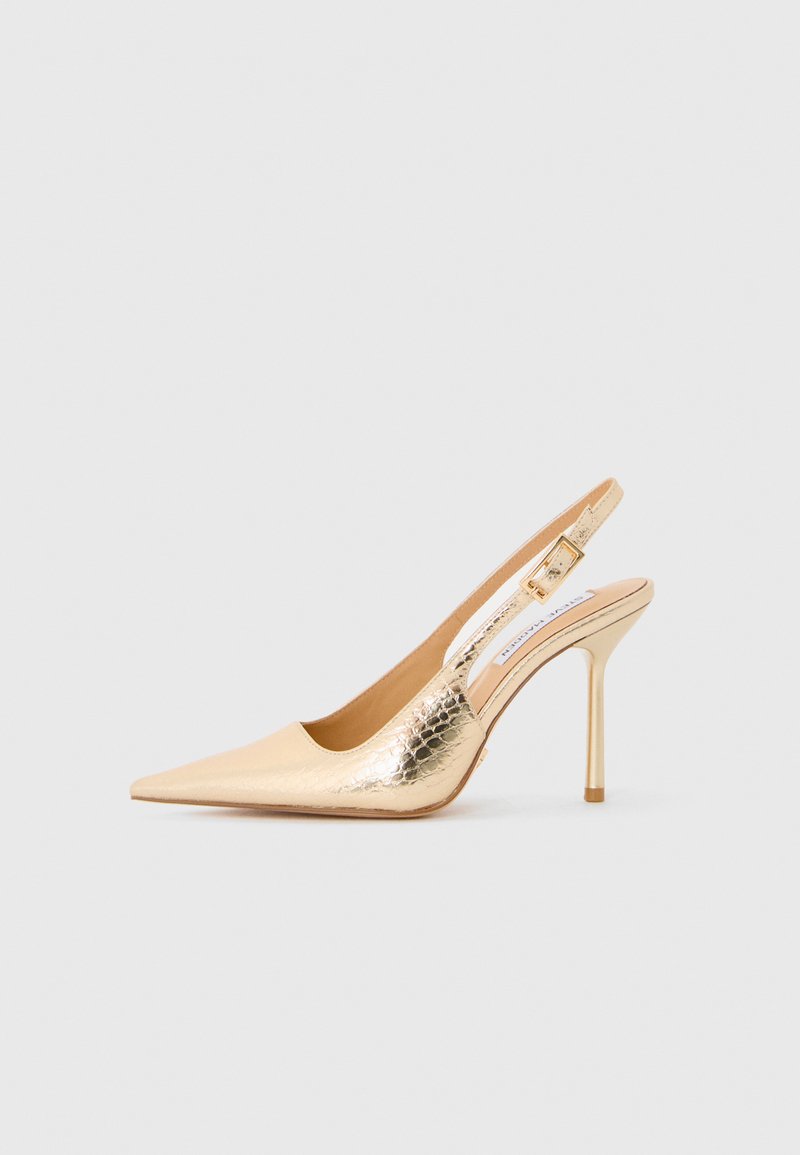 Chaussure dorée à talons hauts, bout pointu et avec une bride ajustable, au fini texturé, sur fond blanc.