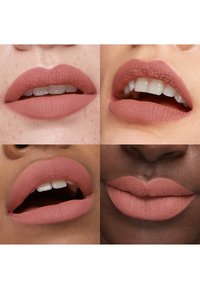 Fyra närbilder av olika läppar som bär matt dammigt rosaläppstift och visar olika munpositioner och hudtoner.