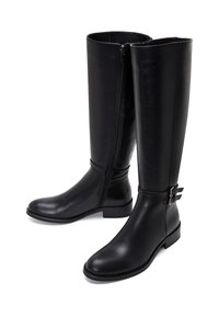 Botas de montar negras hasta la rodilla, hechas de cuero liso, con cremallera lateral, detalles de hebilla y un tacón bajo y grueso.