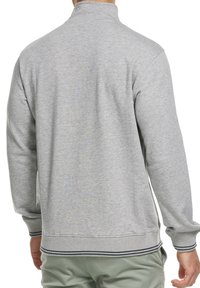 Szary sweatshirt z wysokim kołnierzem, długimi rękawami, ściągaczami przy mankietach i prążkowanym dołem. Wykonany z miękkiego, teksturowanego materiału, o prostym wzorze.