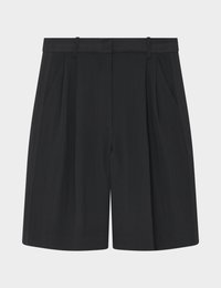 Μαύρα σορτς με πιέτες, κατασκευασμένα από λείο ύφασμα. Διαθέτουν ζώνη στη μέση και πλαϊνές τσέπες, προσφέροντας μια δομημένη, καλοραμμένη εμφάνιση.