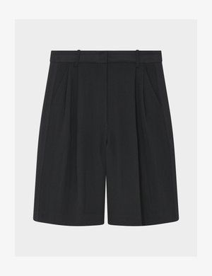 Pantaloncini neri su misura con pieghe, realizzati in tessuto liscio. Dotati di fascia in vita e tasche laterali, offrono un aspetto strutturato e sartoriale.