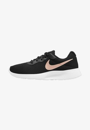 Scarpa da corsa Nike nera con lacci, suola bianca e logo Nike swoosh rosa chiaro sul lato, vista dal lato esterno.