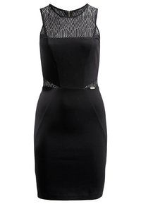 Schwarzes Kleid mit figurbetonter Silhouette, ärmellosem Design, geometrisch gemustertem Spitzenoberteil und einem metallischen Akzent an der Taille. Glatte Textur.