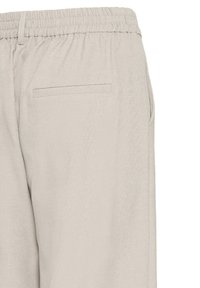 Pantalon gris clair avec taille élastique, doté d'une poche arrière unique et d'une texture douce et lisse. Design classique sans motifs.