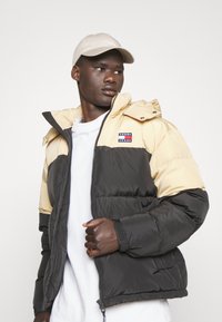 Tommy Jeans ALASKA COLORBLOCK PUFFER - Chaqueta de plumas - black