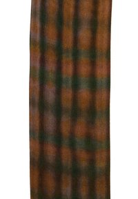 Bufanda texturizada en tonos tierra de marrón, verde y óxido, con una tela suave que presenta un patrón de cuadros difuminados y bordes deshilachados.