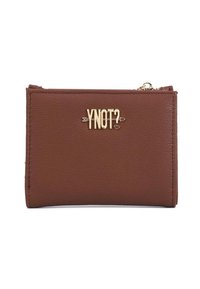 Portafoglio in pelle marrone con logo dorato "YNOT?", zip sulla parte superiore e un piccolo dettaglio a cuore su sfondo bianco.