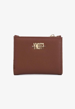 Portafoglio in pelle marrone con logo dorato "YNOT?", zip sulla parte superiore e un piccolo dettaglio a cuore su sfondo bianco.