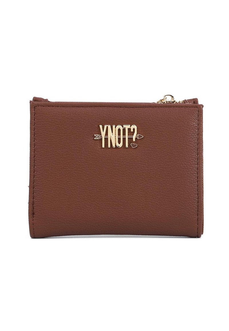 Portafoglio in pelle marrone con logo dorato "YNOT?", zip sulla parte superiore e un piccolo dettaglio a cuore su sfondo bianco.