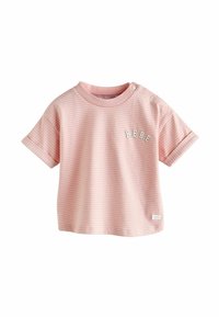 Roze gestreepte t-shirt met korte mouwen en ronde hals, met knoopaccenten op de schouder en de tekst "B.E.B.E" op de voorkant. Zachte stof.