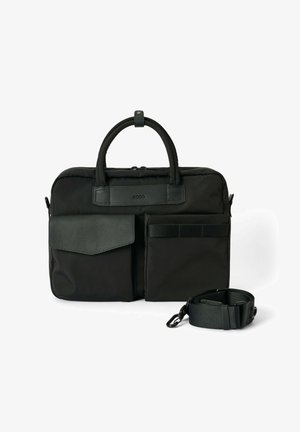 Schwarze Nylon-Tasche mit zwei Griffen, einer strukturierten Leder-Vortasche, zwei seitlichen Fächern und einem abnehmbaren Schulterriemen. Reißverschluss oben.