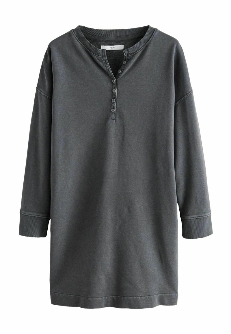 Sweatshirt henley gris foncé avec un col rond, des manches longues et une patte de boutonnage à cinq boutons ; présente des poignets côtelés et une texture de fabric douce.