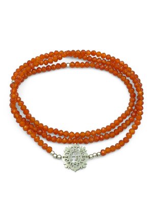 Bracelet composé de perles facettées orange avec un fermoir ornemental en argent présentant un motif circulaire décoratif et la lettre "H" au centre.