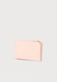 Portofel roz pentru carduri, din piele cu finisaj texturat, închidere cu fermoar și formă subțire, dreptunghiulară. Design minimalist fără elemente vizibile de metal.