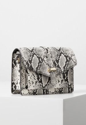 Bolso pequeño rectangular con patrón de piel de serpiente en tonos gris y negro, solapa frontal con cierre rectangular dorado, exhibido sobre una superficie blanca.