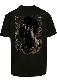 Sort bomuld t-shirt med et stort grafisk tryk på bagsiden, der viser en profil silhuet og en buste af en farao i dæmpede nuancer.