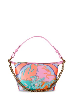 Kleine kleurrijke schoudertas met roze draagriem, gouden ketting en abstract patroon met turkooise cursieve tekst "Kurt" aan de voorkant.