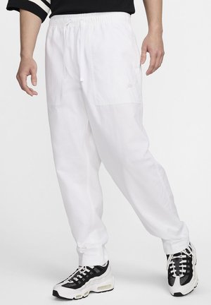 Nike Sportswear, CLUB BARCELONA PANT - Pantaloni sportivi - white white