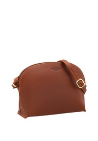 Bruine leren crossbodytas met gebogen bovenste rits en verstelbare riem met gouden gesp, voorzien van klein reliëflogo.