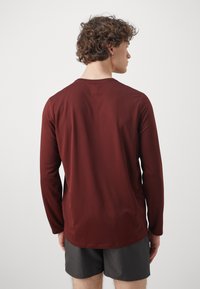 ASICS CORE  - T-shirt à manches longues - dark red planet