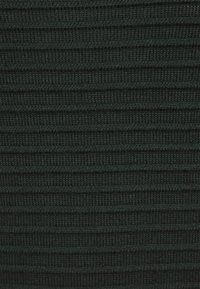 Dunkelgrüner gestrickter Stoff mit einer strukturierten, gerippten Musterung. Das Material wirkt weich und weist ausgeprägte horizontale Linien sowie gleichmäßig verteilte Reihen auf.