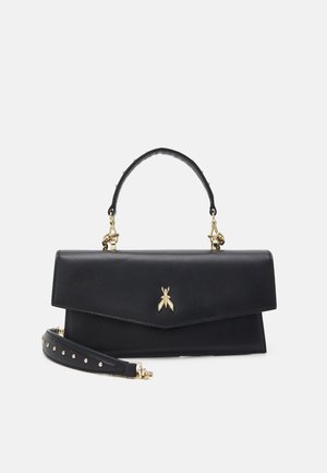 Sac à main en cuir noir avec une poignée supérieure, une bandoulière cloutée amovible et un logo doré en forme d'insecte sur le rabat avant.