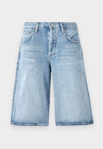 Shorts en denim bleu clair avec une coupe ample, dotés d'une taille haute, d'un design à cinq poches et d'un léger délavage sur le tissu.