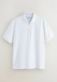 Polo blanc à manches courtes avec texture côtelée et col zippé à l'avant, présenté sur un fond clair.