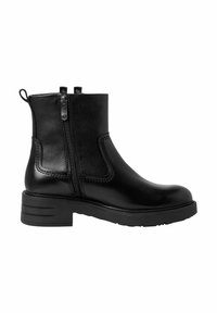 Botines negros con un acabado de cuero suave, cierre de cremallera lateral y una suela gruesa con ranuras horizontales.
