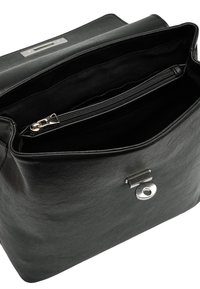 Czarna skórzana torba o gładkiej fakturze, z metalowym zapięciem w kolorze srebrnym oraz wewnętrzną kieszenią zapinaną na zamek do organizacji.